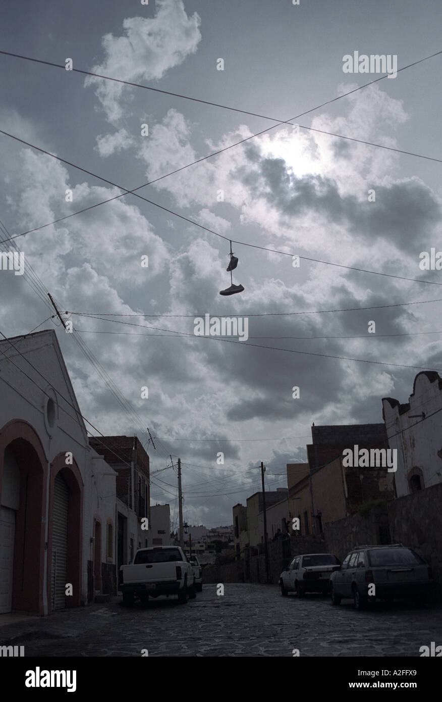 Chaussures suspendues à des câbles électriques dans la rue, Zacatecas,  Mexique Photo Stock - Alamy