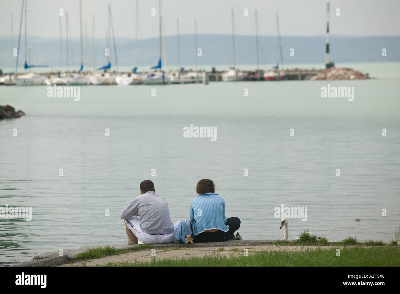 La Hongrie, le lac Balaton Region, SIOFOK : Couple (NR) par le lac Balaton Banque D'Images