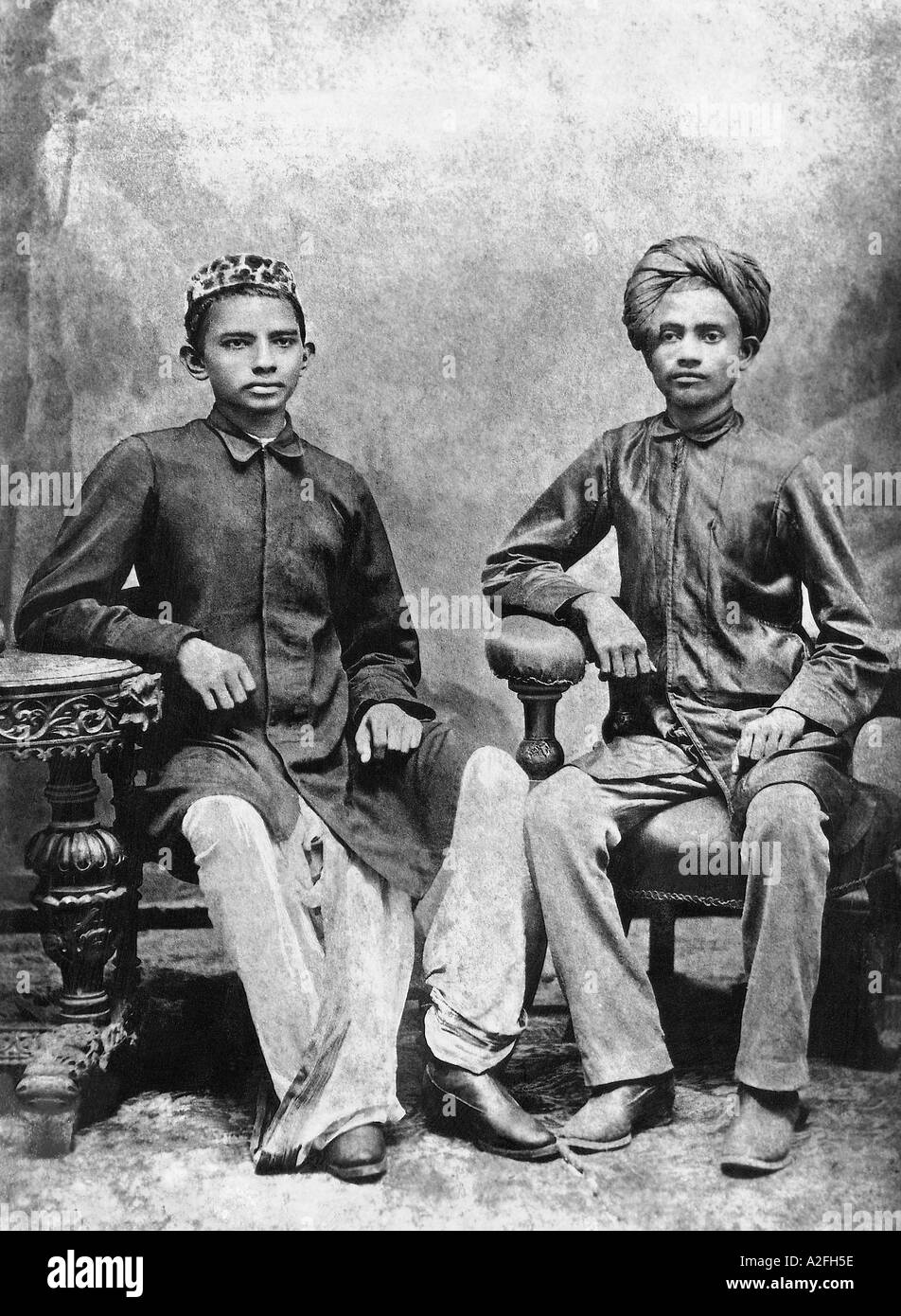 Mahatma Gandhi avec un ami à Rajkot 1883 Inde vieux vintage 1800s image Banque D'Images