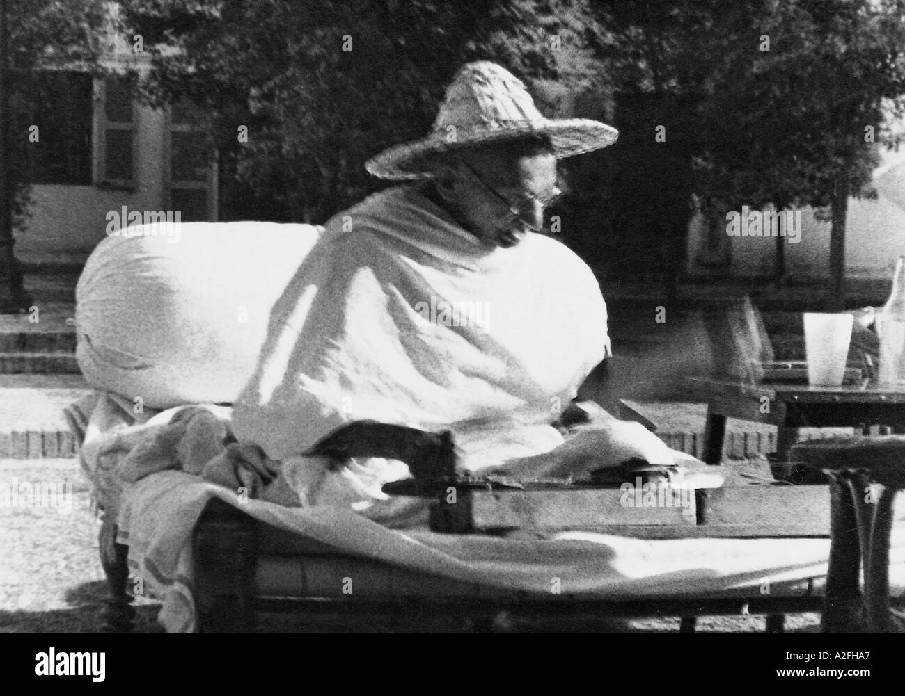 Mahatma Gandhi portant un chapeau tout en tournant à Noakhali Birla House New Delhi Inde Novembre 1947 Banque D'Images