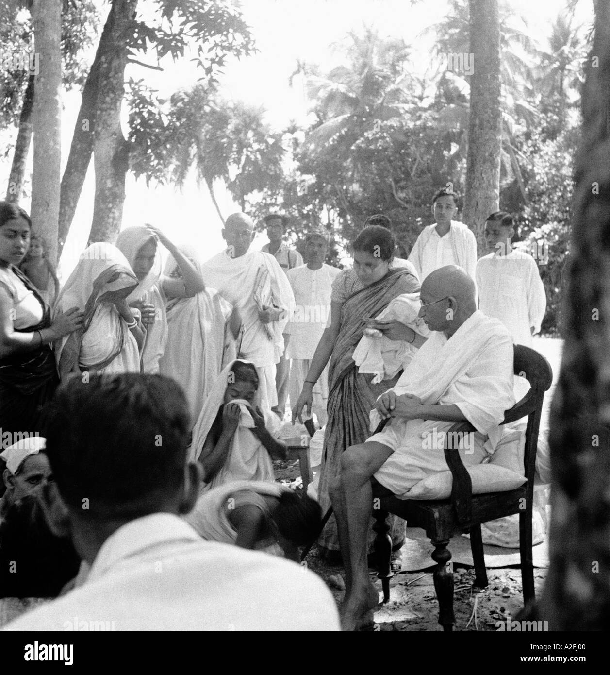 Mahatma Gandhi assis sur une chaise - MKG 33536 Banque D'Images