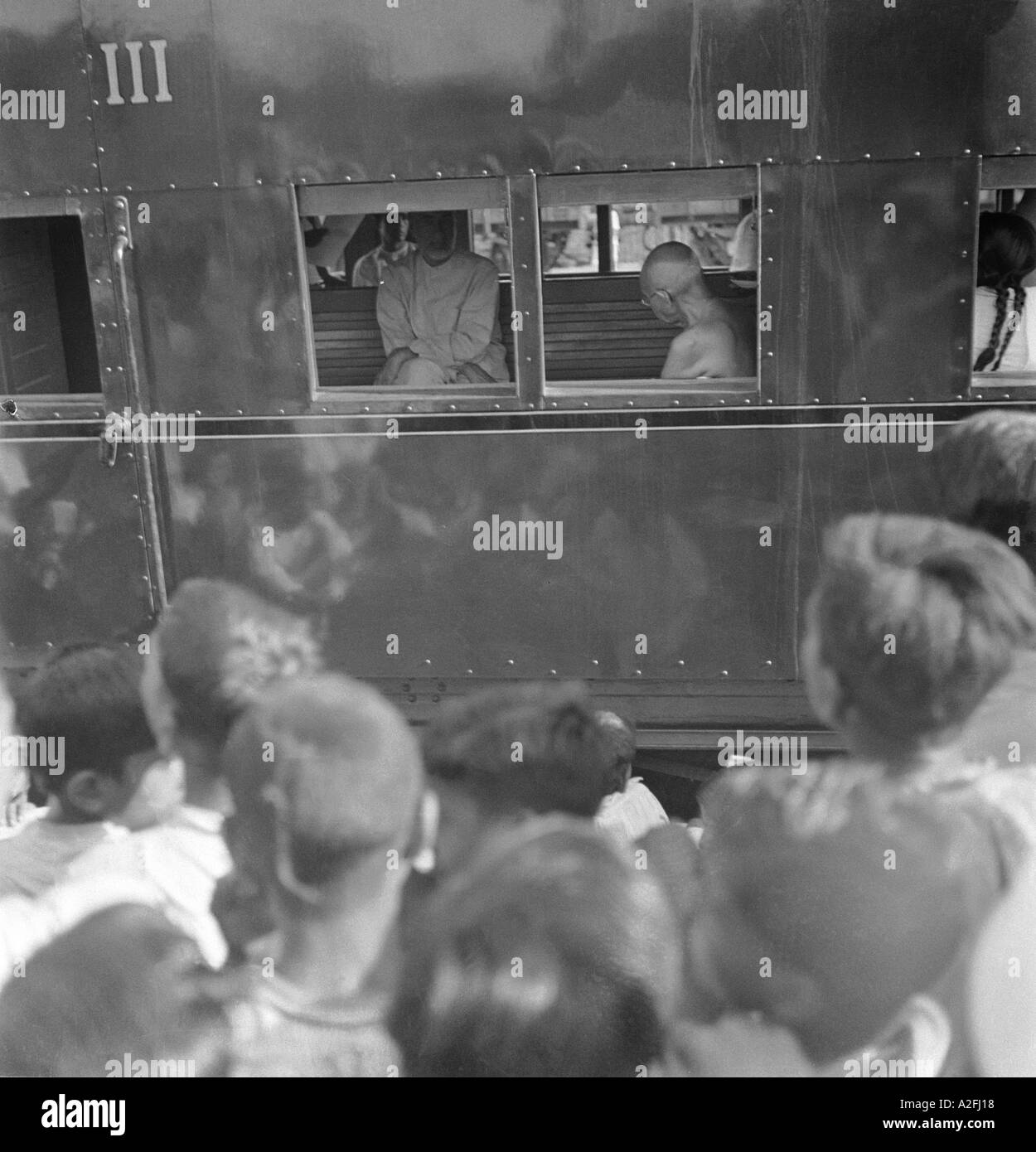 MKG33543 Co worker Khan Abdul Gaffar Khan et Mahatma Gandhi assis dans un compartiment de train de troisième classe au Bihar, en Inde 1947 Banque D'Images