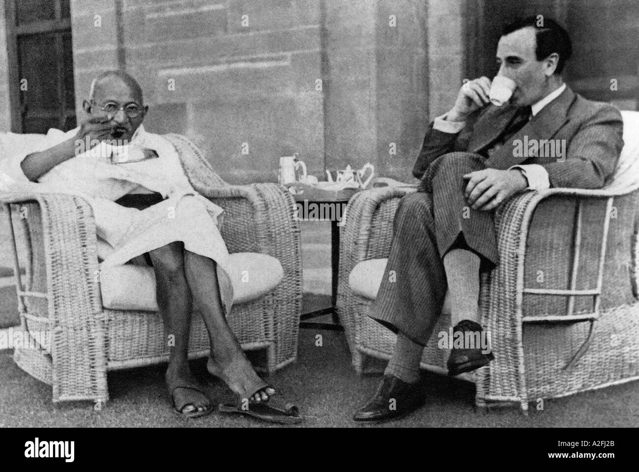 Mahatma Gandhi manger et Lord Mountbatten siroter du thé Delhi Inde - 1947 photo de vintage1900s Banque D'Images