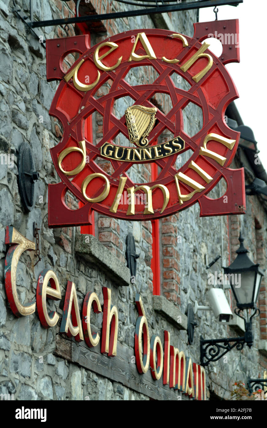 La pendaison Guinness signe avec harpe rouge centre-ville de Carlow Irlande Eire UE Banque D'Images