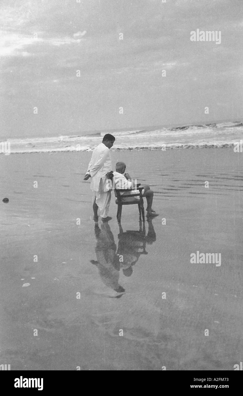 MKG33427 Mahatma Gandhi avec son fils Devdas à Juhu Beach Bombay Mumbai Maharashtra Inde Mai 1944 Banque D'Images