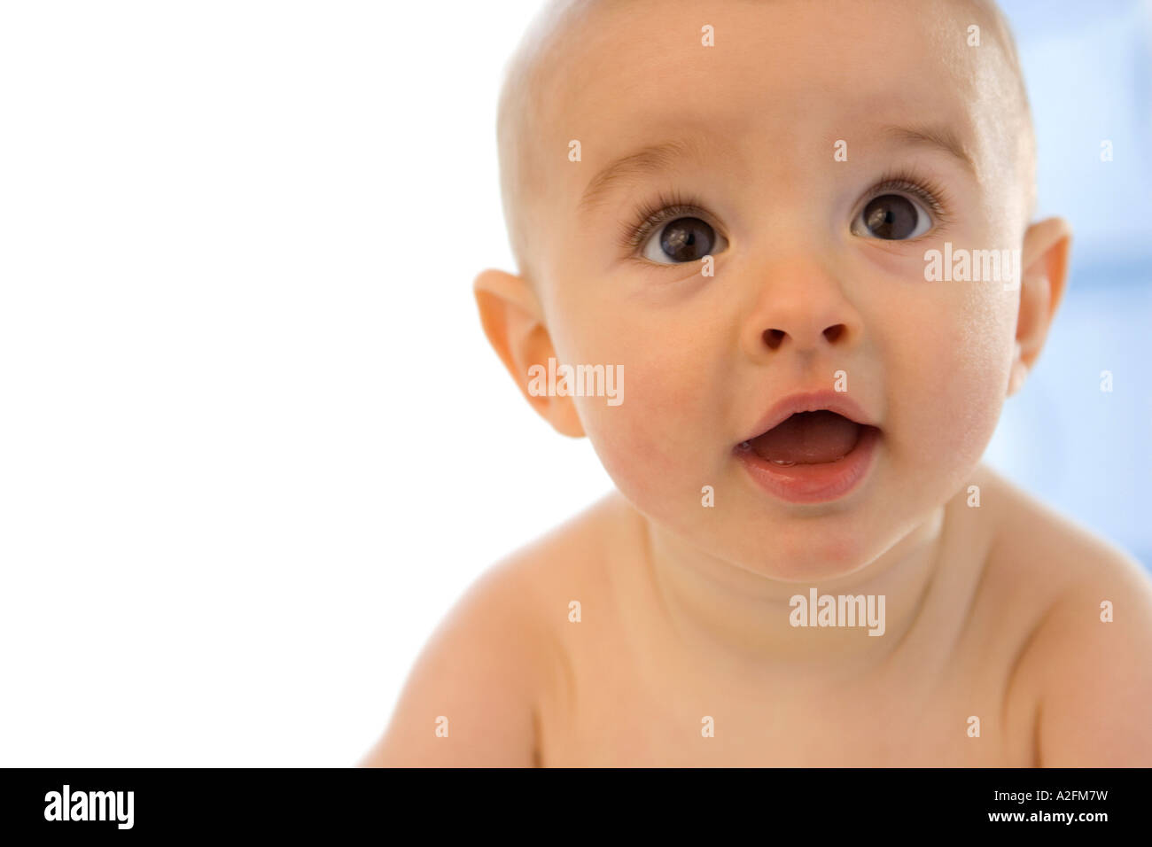 Bébé garçon (6-12 mois), bouche ouverte Banque D'Images