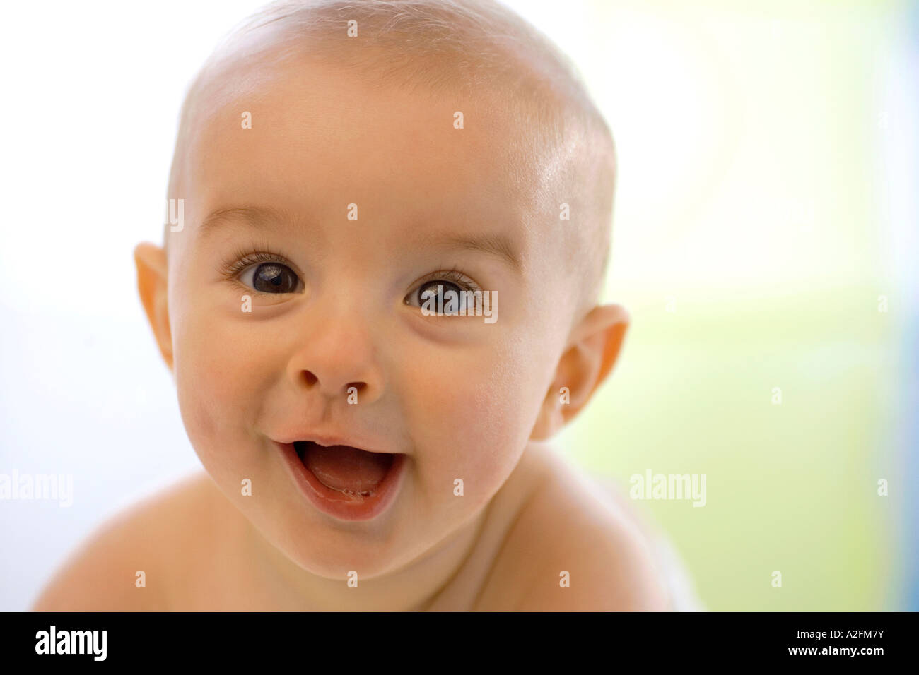 Bébé garçon (6-12 mois), smiling, close-up Banque D'Images