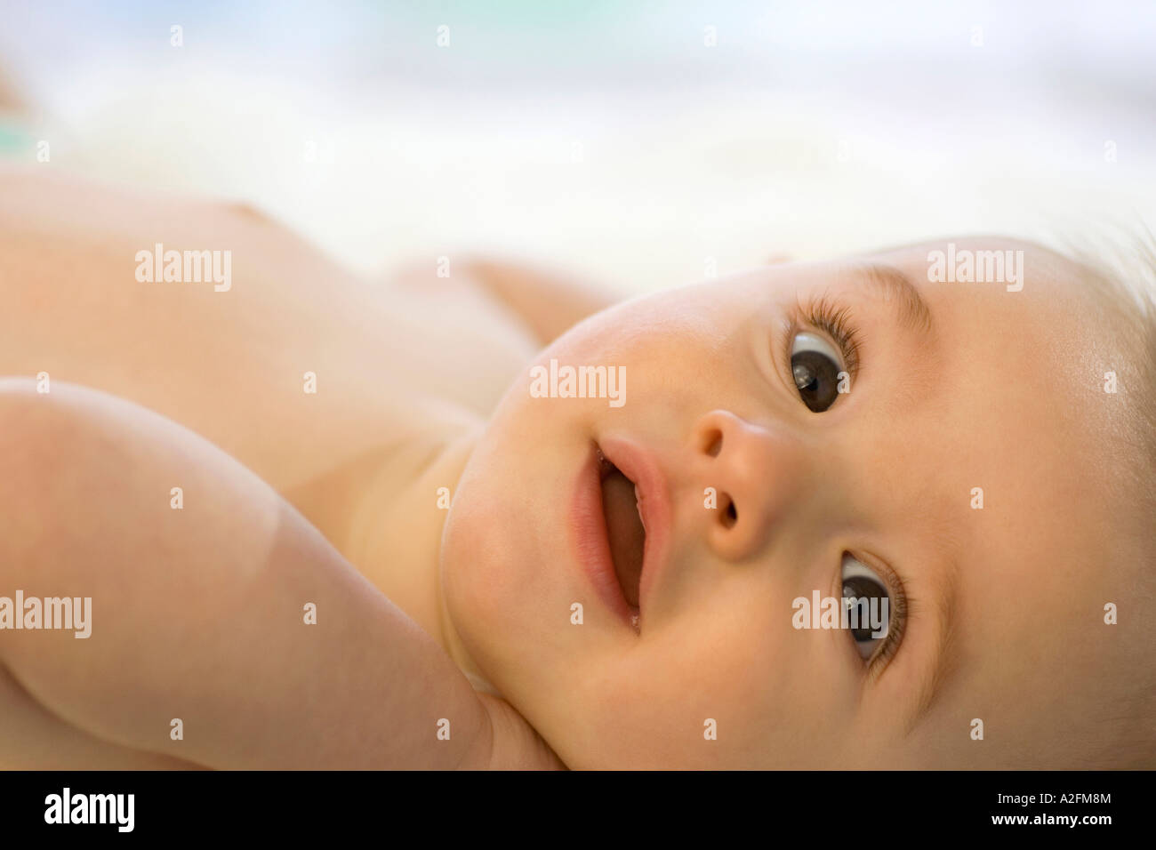 Bébé garçon (6-12 mois) allongé sur le dos, close-up Banque D'Images