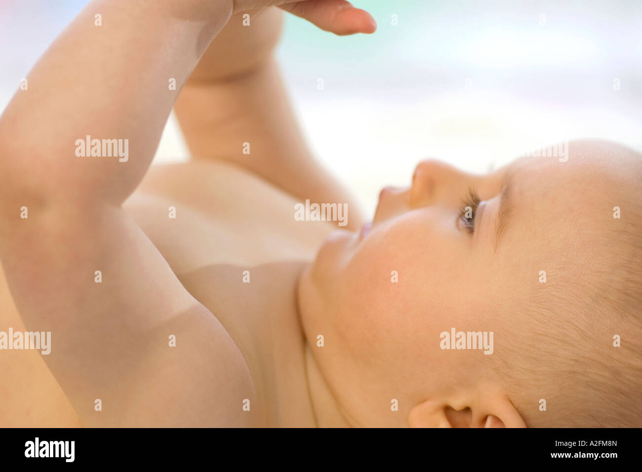 Bébé garçon (6-12 mois) allongé sur le dos, close-up Banque D'Images