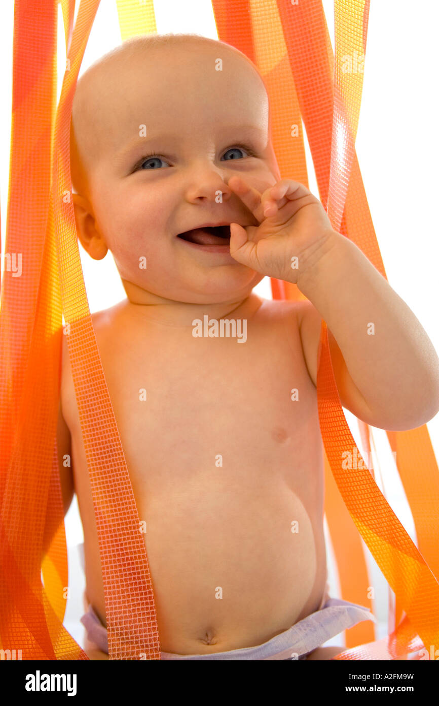 Baby Boy ( 6-12 mois ) par rideau en plastique Banque D'Images