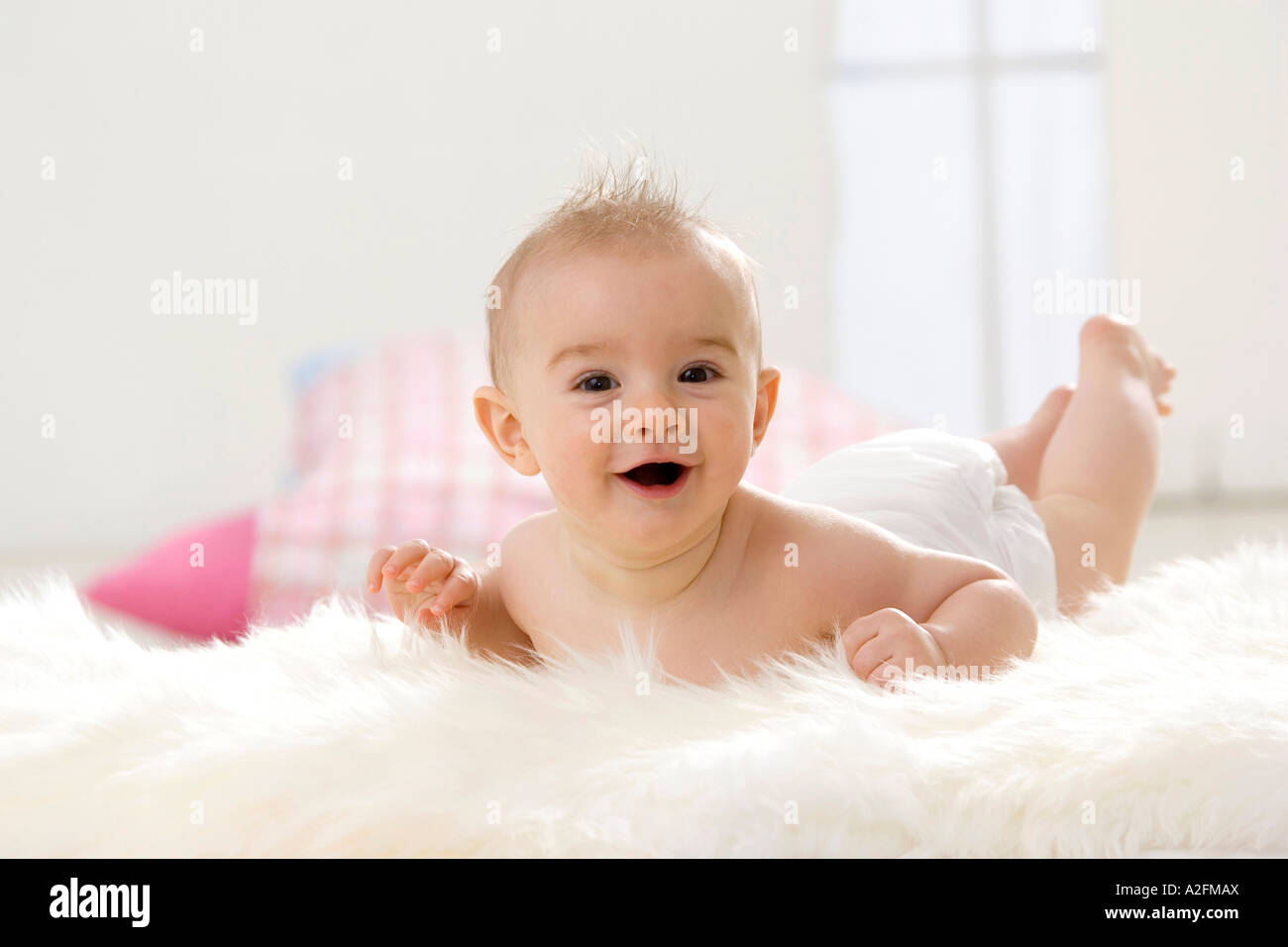 Bébé garçon (6-12 mois) allongé sur le ventre Banque D'Images