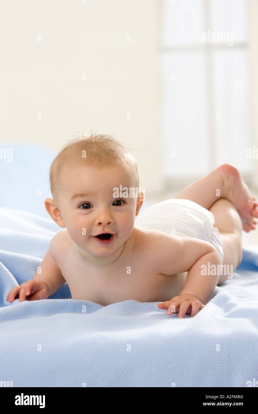 Bébé garçon (6-12 mois) allongé sur le ventre Banque D'Images