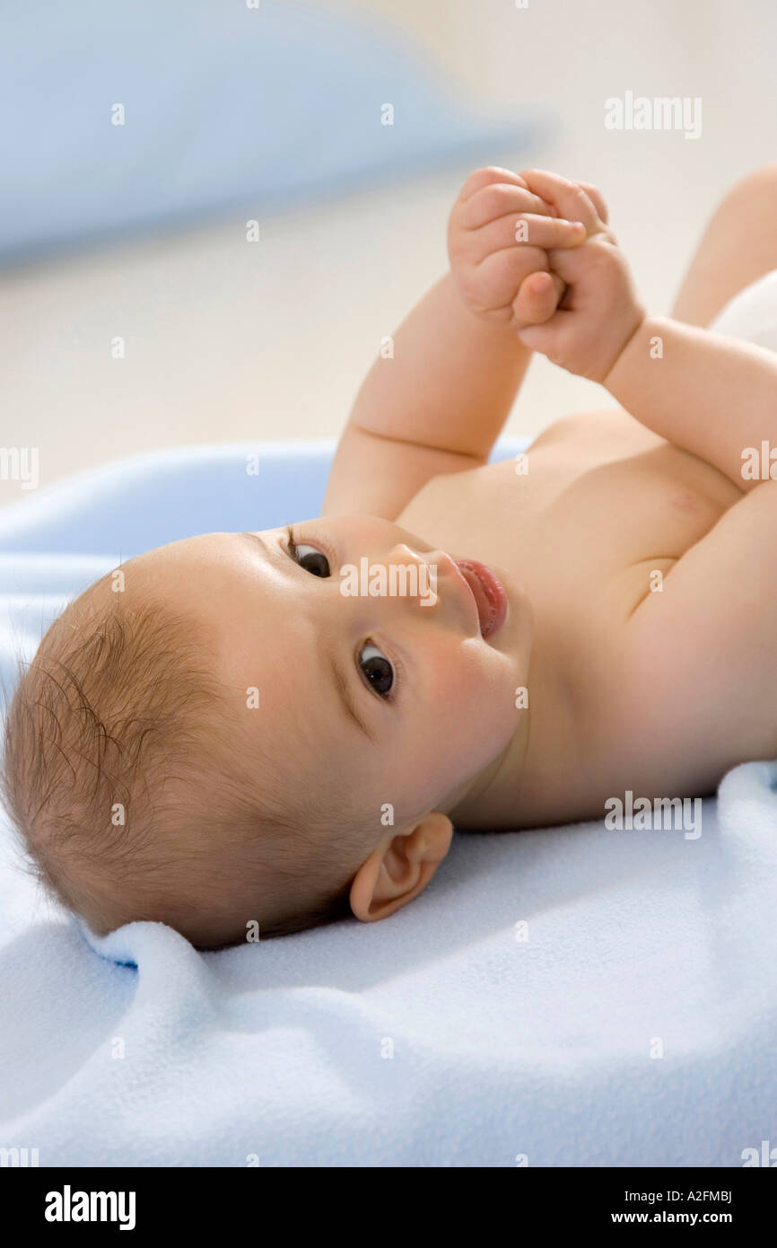 Bébé garçon (6-12 mois) allongé sur le dos Banque D'Images