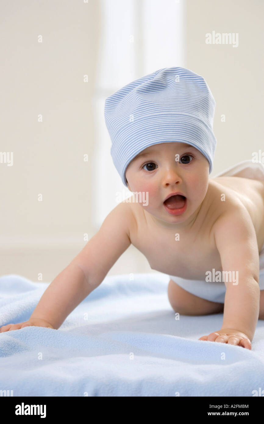 Bébé garçon (6-12 mois) ramper Banque D'Images