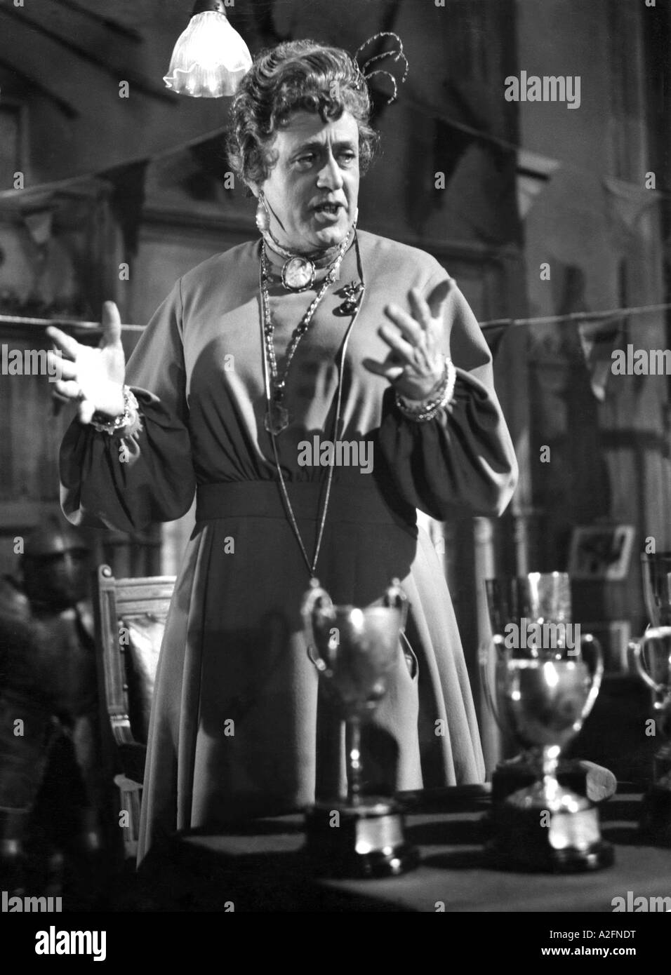 BLUE MURDER AT ST TRINIANS 1957 British Lion film avec Alastair Sim que Miss Amelia Fritton Banque D'Images