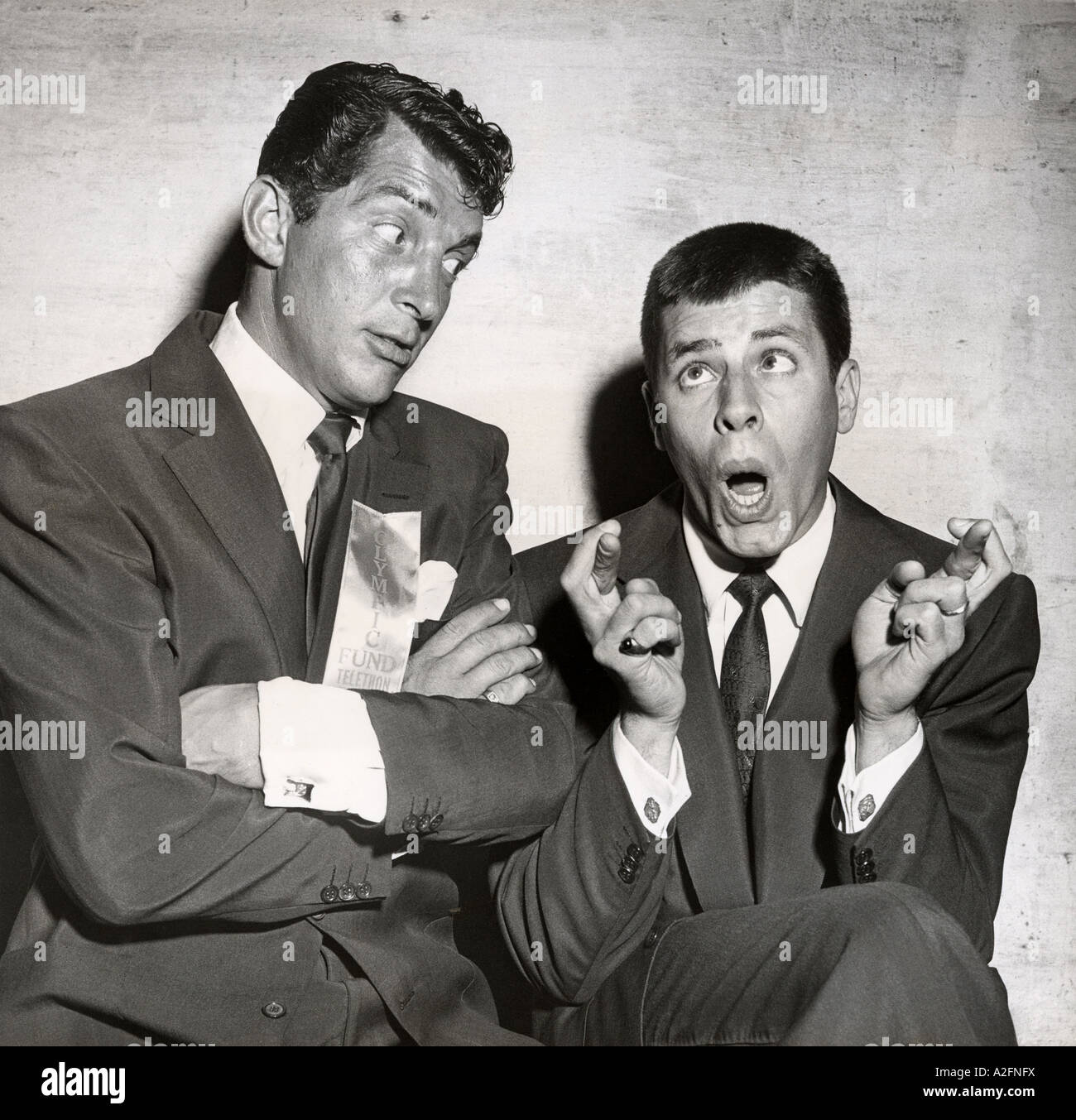 DEAN MARTIN à gauche avec Jerry Lewis quand ils étaient un duo comique du cinéma américain Banque D'Images