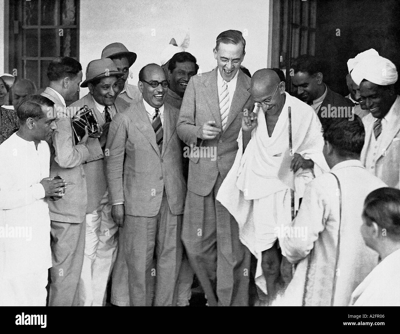 Mahatma Gandhi avec le parlementaire britannique Sir Stafford Cripps à Delhi, Inde, mars 1942, ancienne image du XXe siècle Banque D'Images