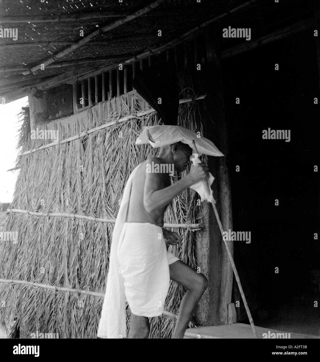 MKG33251 Mahatma Gandhi portant un pack de boue à l'Ashram Sevagram Maharashtra Inde 1941 Vardha Wardha Banque D'Images