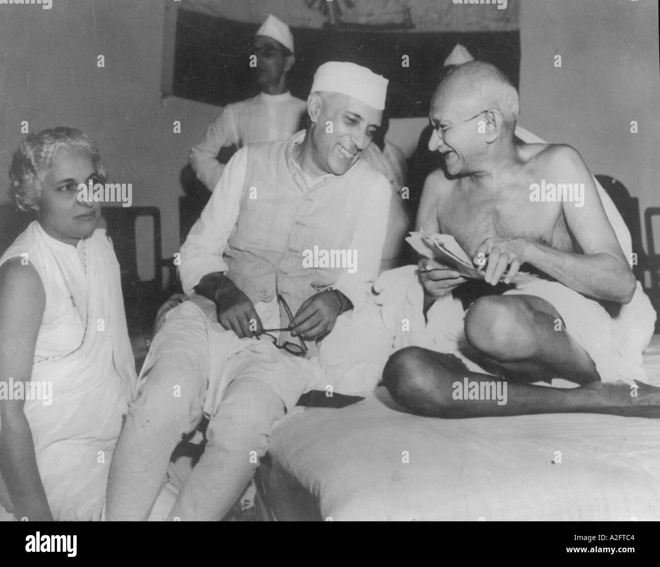 Mahatma Gandhi et Jawaharlal Nehru assis en riant en partageant un moment jovial heureux et soeur Vijaylaxmi Pandit assis Inde 1946 vintage 1900s Banque D'Images