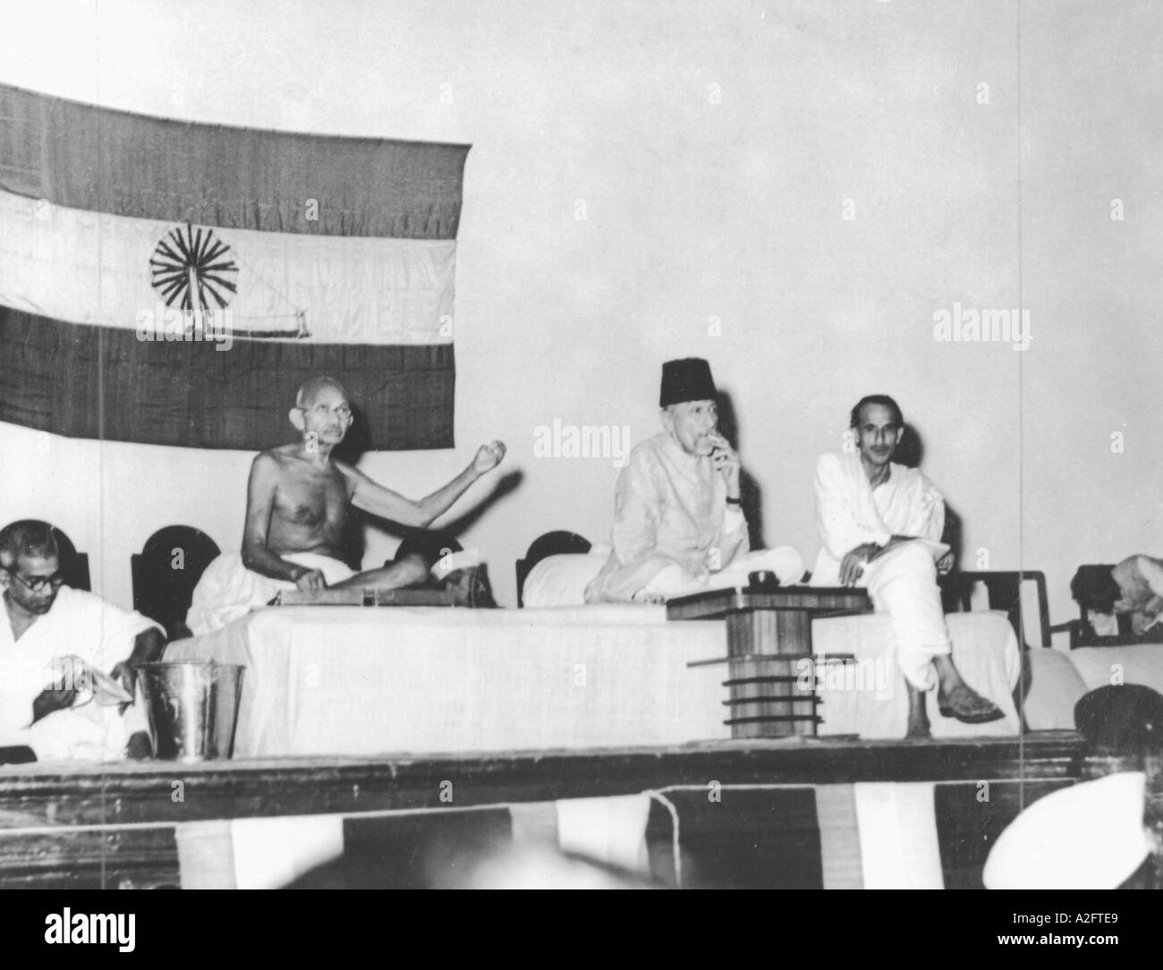 MKG33119 Le Mahatma Gandhi et de filature et Maulana Azad Acharya Kripalani à tous les congrès de l'Inde Mumbai 1946 session du Comité Banque D'Images