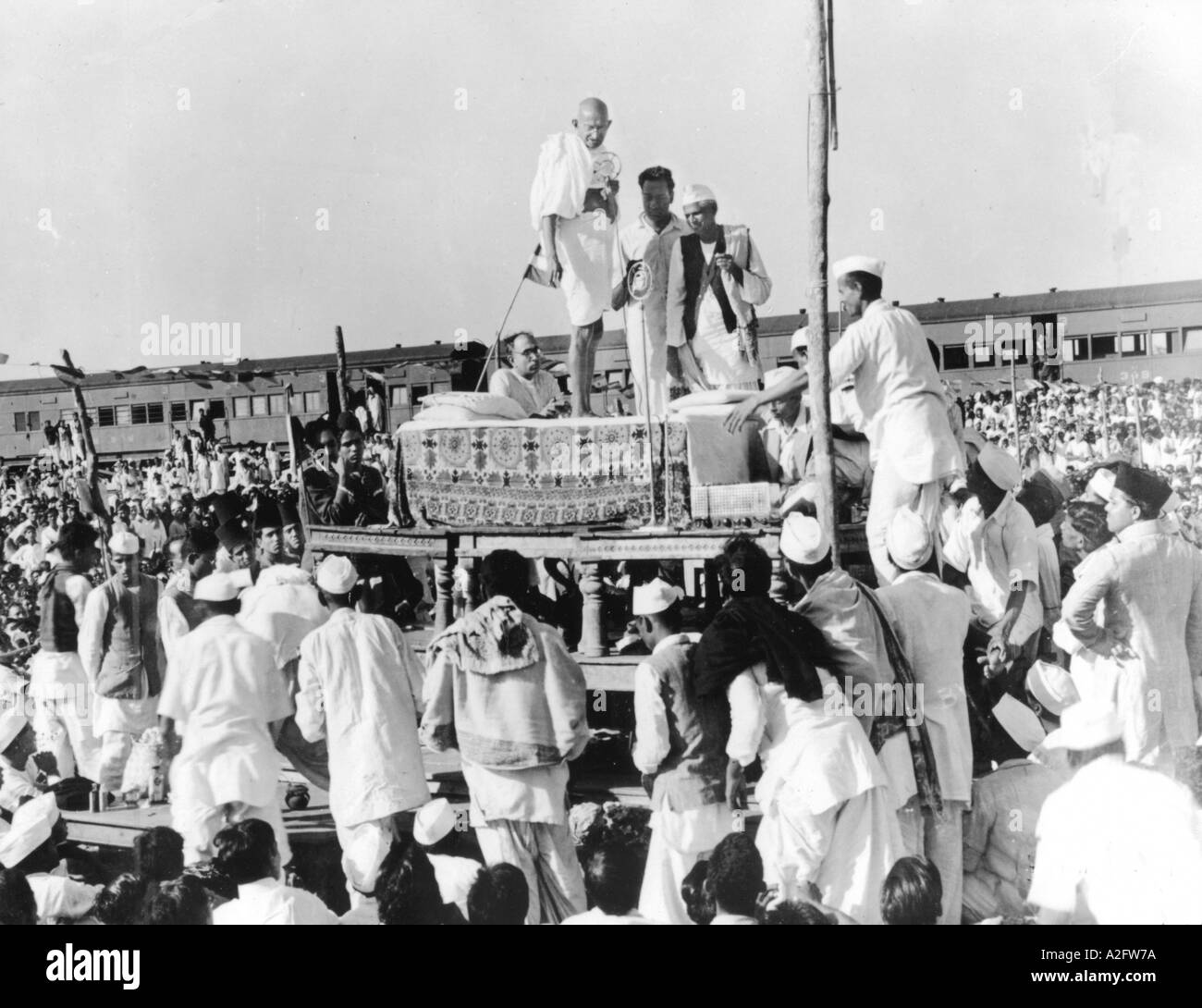 Mahatma Gandhi s'adressant à la foule enthousiaste sur une plate-forme de chemin de fer à Bezwada Assam Inde 5 février 1946 ancienne image vintage 1900s Banque D'Images