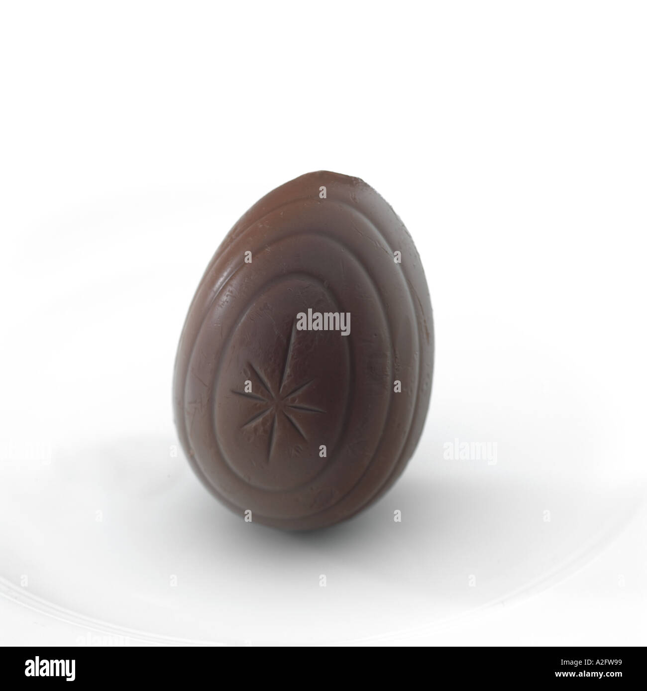 Cadbury Creme egg unwrapped cut out Mots-clés chocolat de Pâques Banque D'Images