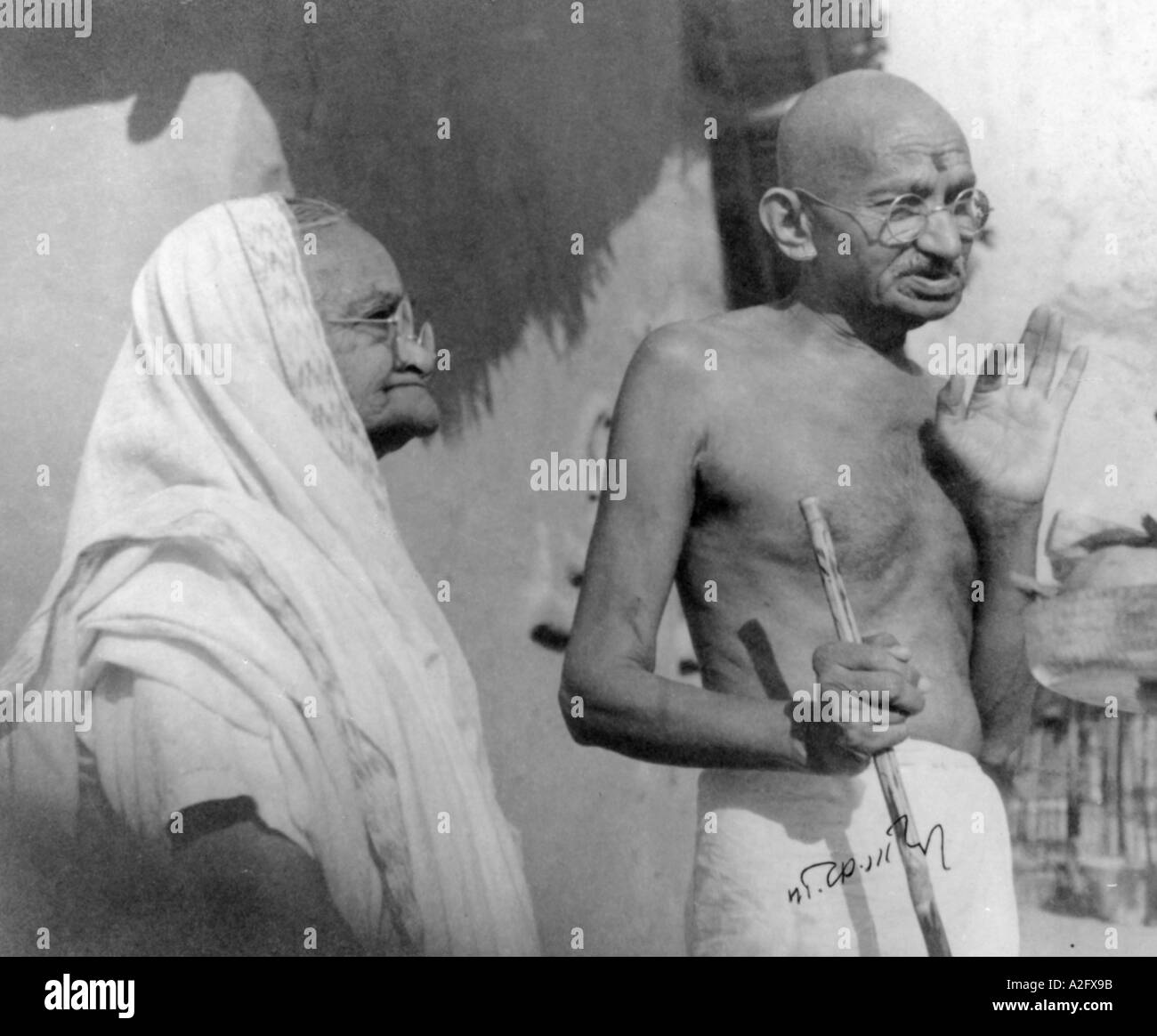 Mahatma Gandhi avec sa femme Kasturba Gandhi à Sevagram Ashram, Gandhi Ashram Wardha Nagpur Maharashtra Inde janvier 1942 vieux vintage des années 1900 photo Banque D'Images