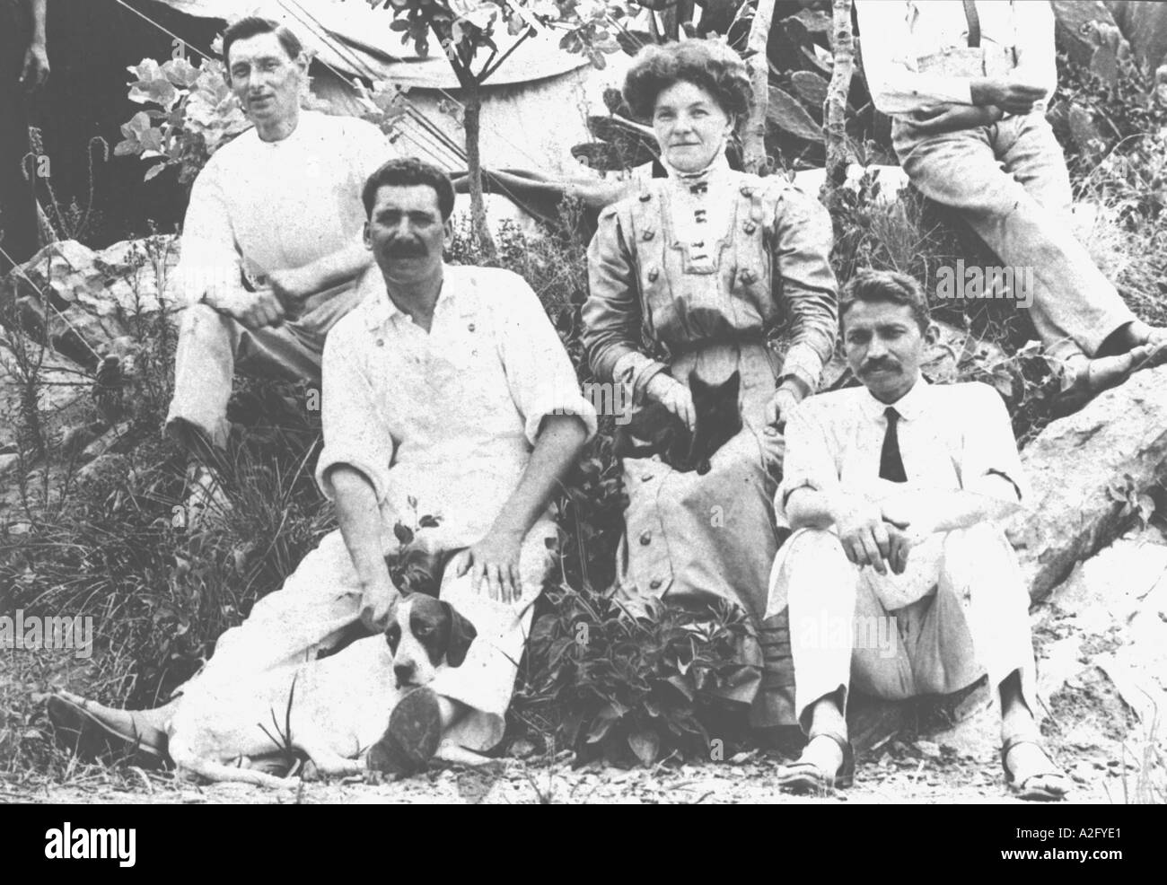 Albert H. West (en haut à gauche), Hermann Kallenbach et Mahatma Gandhi à Tolstoy Farm, Transvaal, Afrique du Sud, 1910, ancienne image du millésime 1900 Banque D'Images
