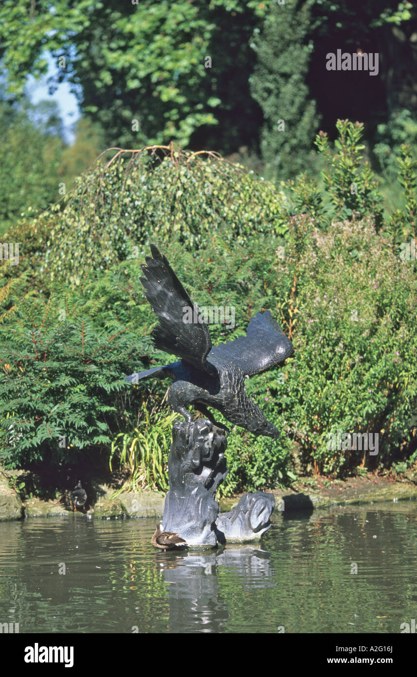Le bronze de l'aigle dans le cercle intérieur de Regents Park Londres Banque D'Images