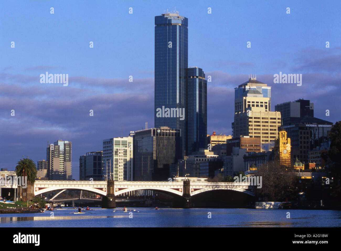 La Rialto Tower et de Princes Bridge sur la rivière Yarra Melbourne Australie Victoria Banque D'Images