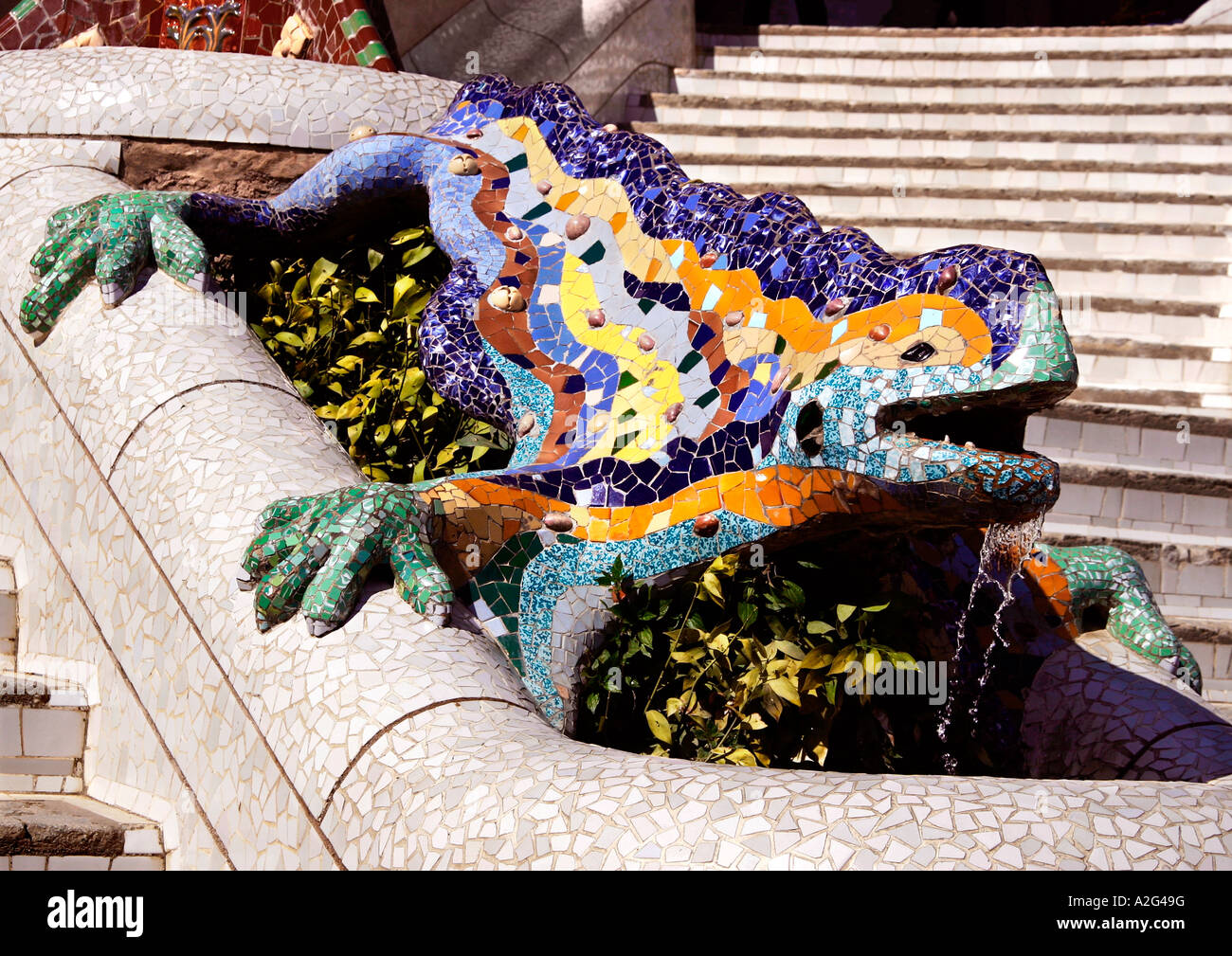 Le lézard en mosaïque très photographiée dans le parc Guell, Barcelone, Espagne Banque D'Images