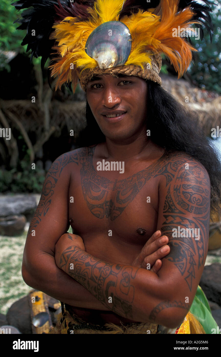 Moorea, Polynésie française. Tiki Village polynésien. Les jeunes polynésiens guy (MR) Banque D'Images