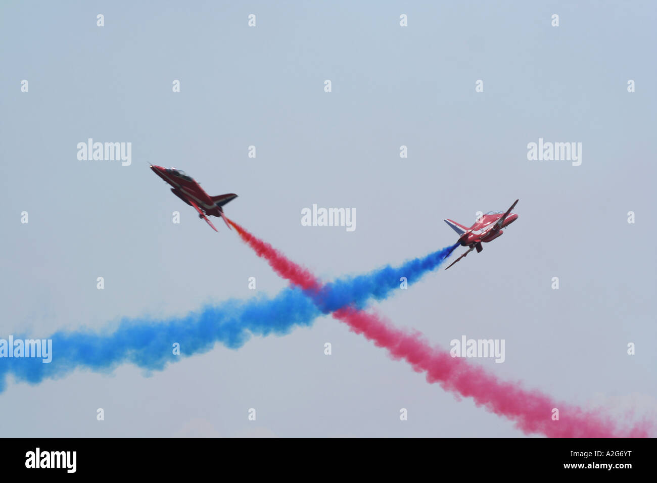 Des flèches rouges - paire syncro cross à Waddington International Airshow Banque D'Images