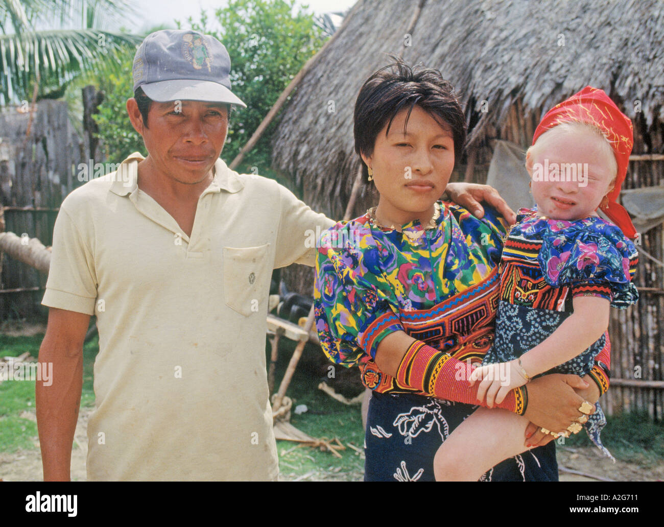 Îles San Blas, République du Panama. Les indiens Cuna famille avec enfants albinos. Banque D'Images