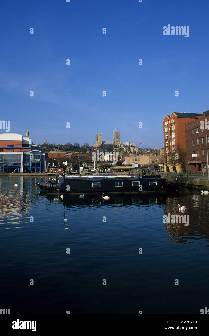 Brayford Pool, Lincoln, Lincolnshire, Royaume-Uni, avec la Cathédrale de Lincoln en arrière-plan. Banque D'Images