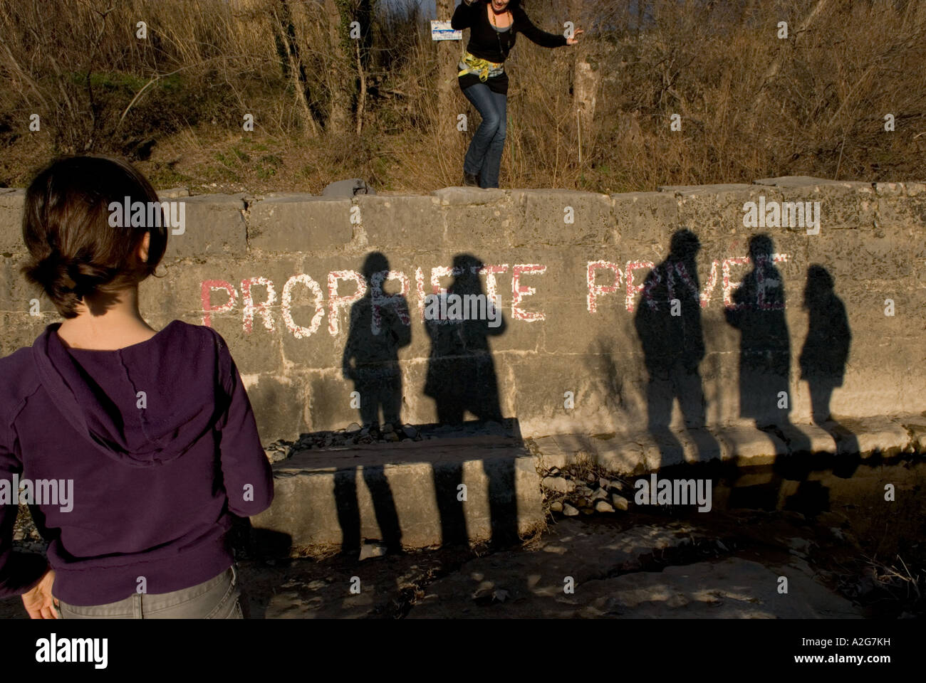 330 l'ombre d'un peuple sur un mur avec les mots propriete privee sur elle Banque D'Images