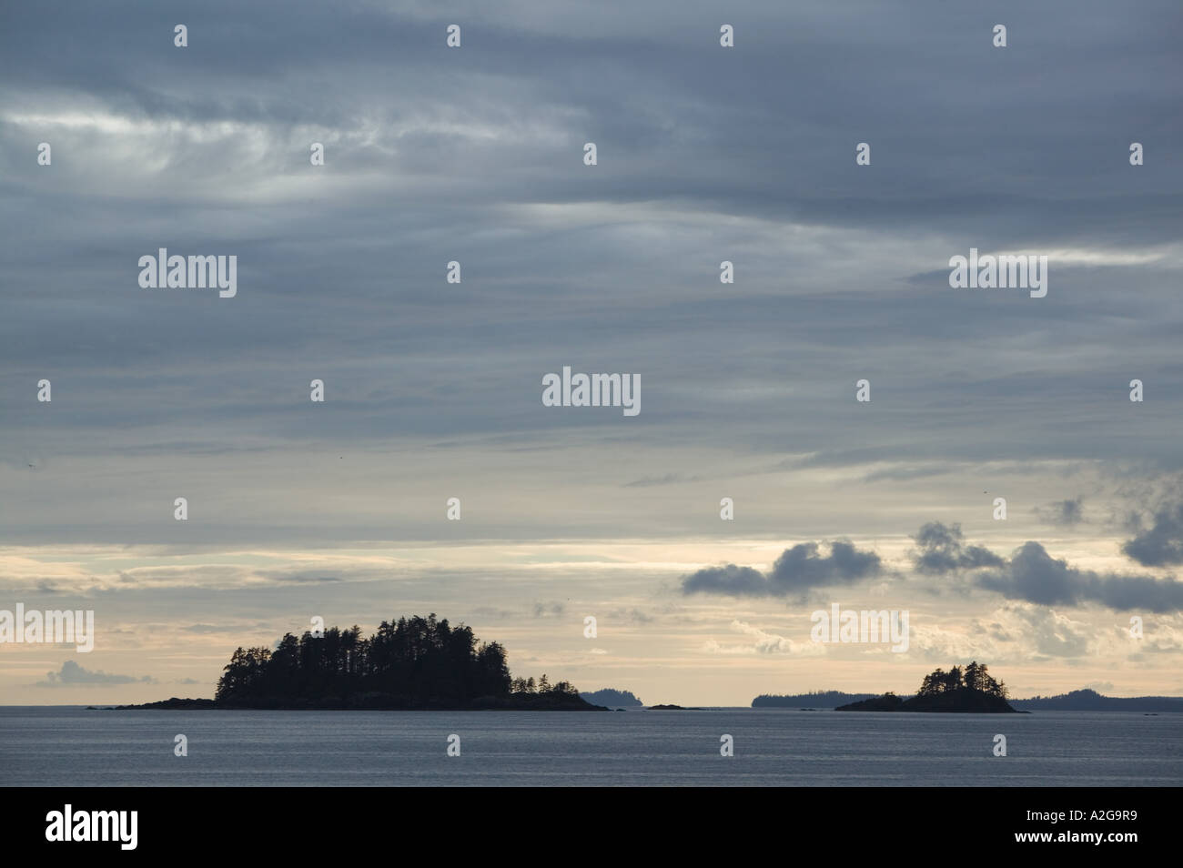 USA, Alaska, le sud-est de l'Alaska, SITKA : Petite île au coucher du soleil, Manche Ouest Banque D'Images