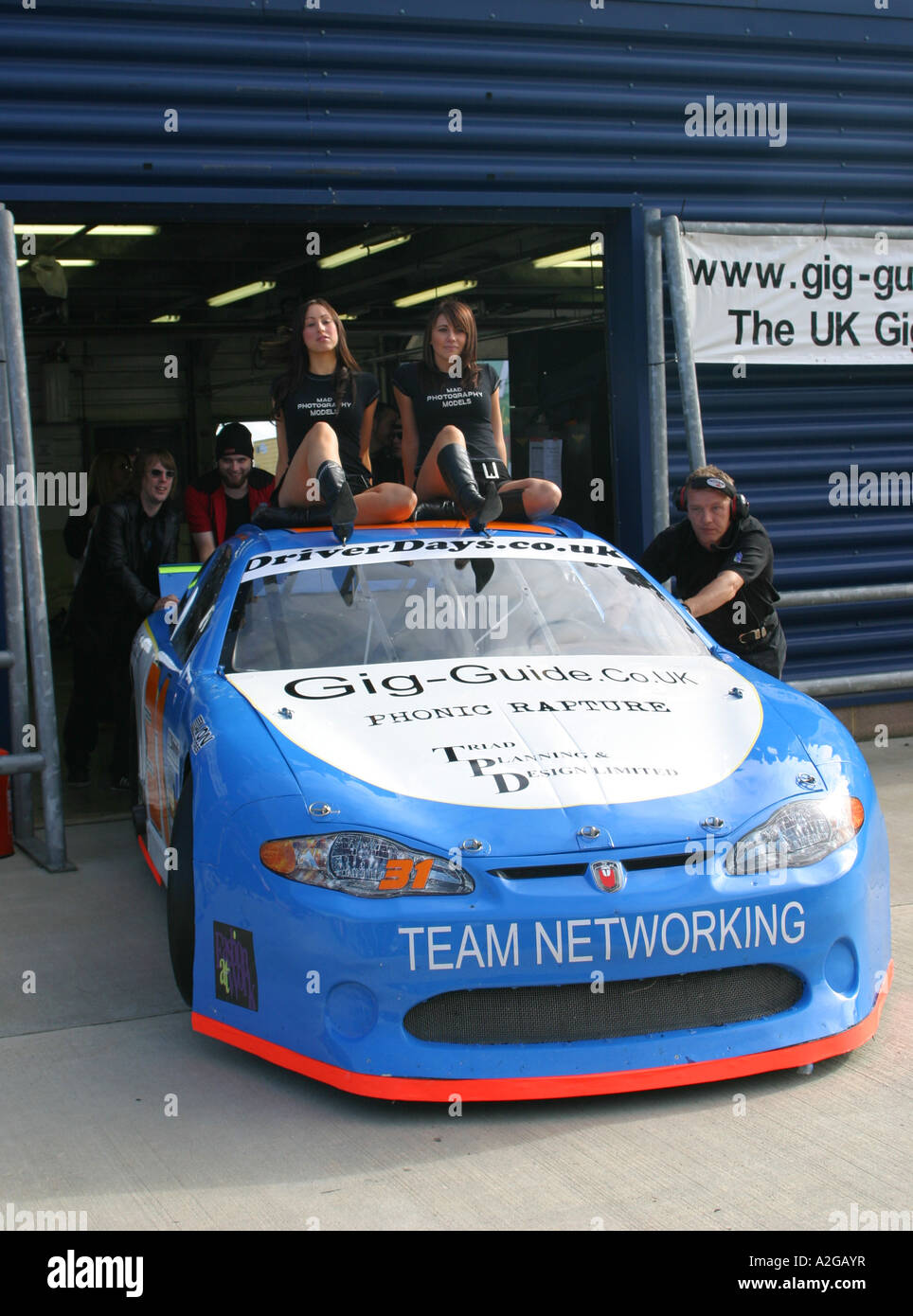 V8 type Nascar stock car dans la voie des stands Banque D'Images