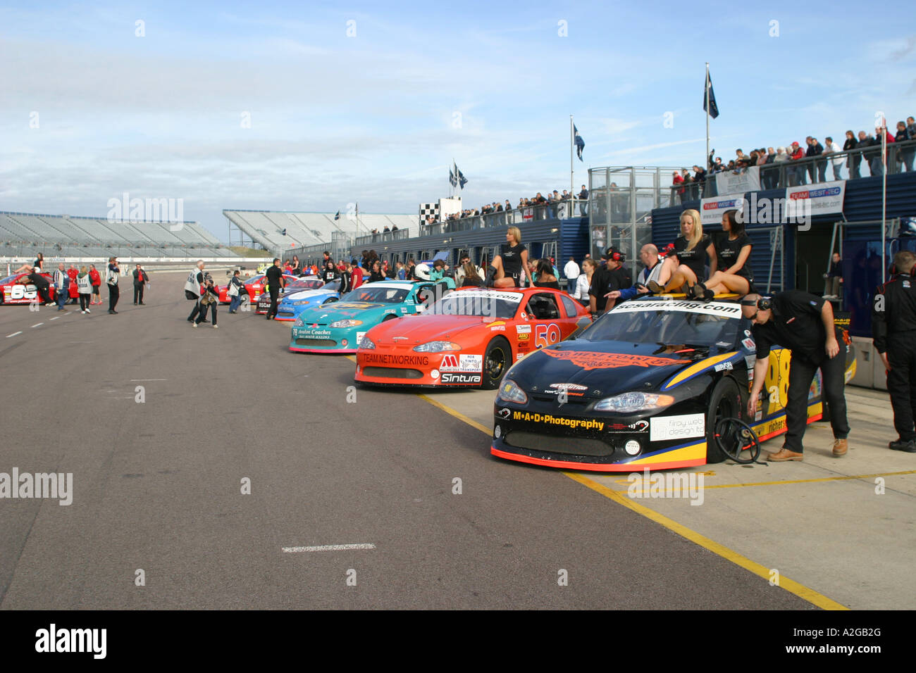 V8 type Nascar stock car dans la voie des stands Banque D'Images