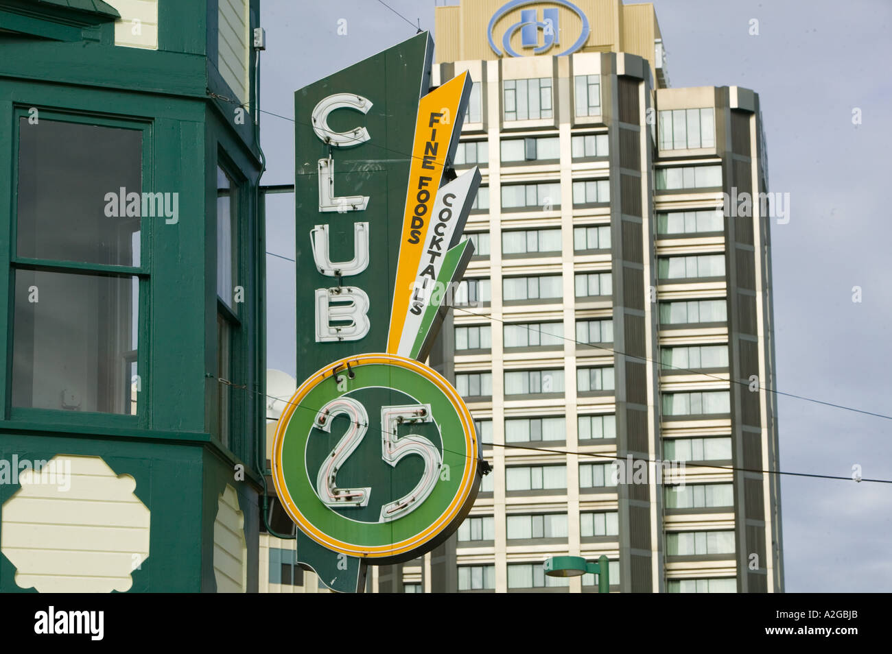 USA, Alaska, Anchorage : Centre d'Anchorage, Club 25 Neon Sign & Hilton Hotel / Quatrième Avenue Banque D'Images