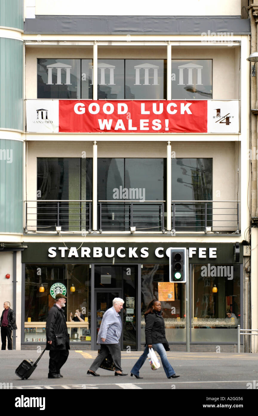 Signe au-dessus de café Starbucks dit bonne chance au Pays de Galles dans le centre-ville de Cardiff au Pays de Galles UK se référant à l'équipe de rugby du Pays de Galles Banque D'Images