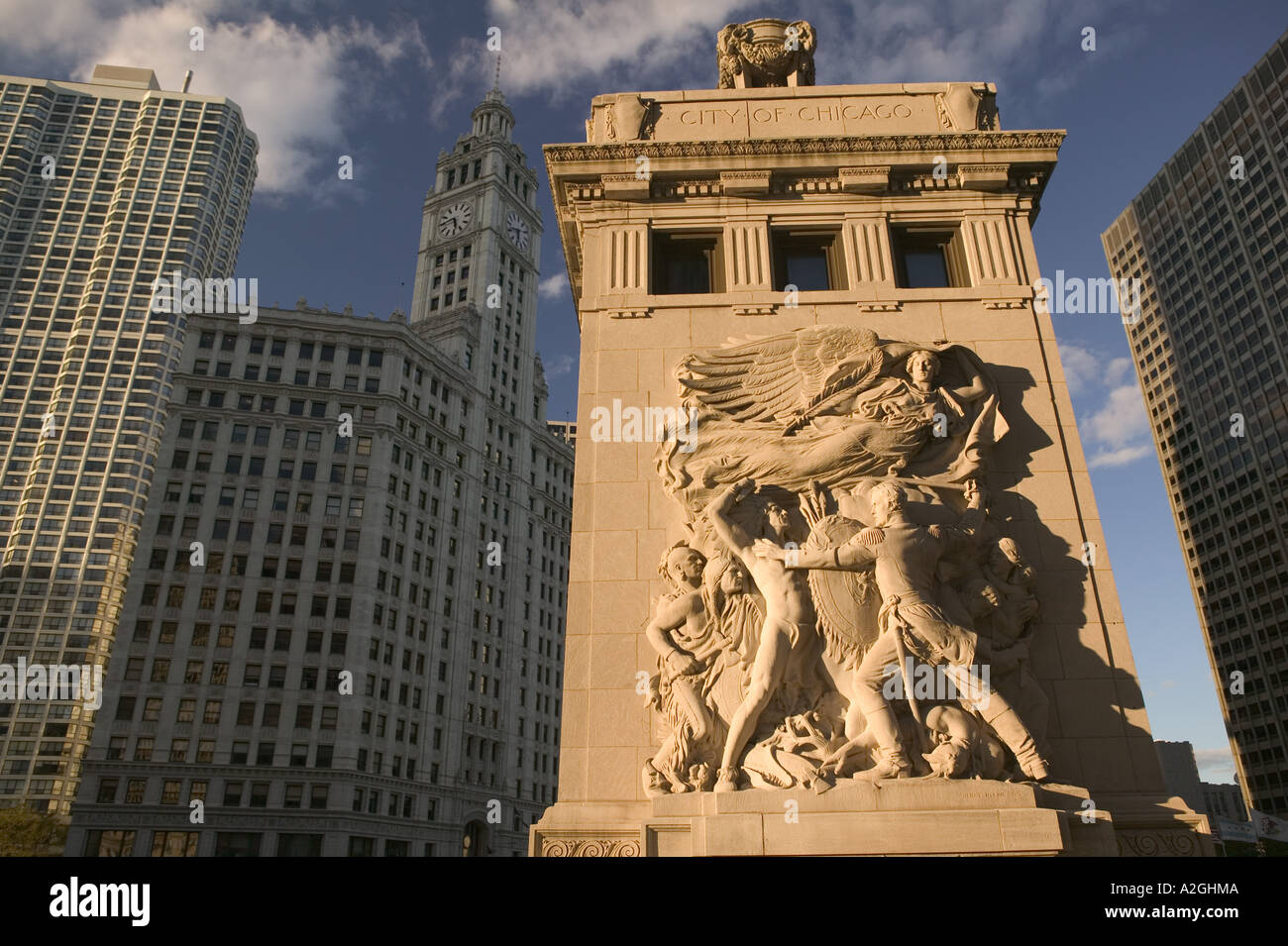 États-unis, Illinois, Chicago : La fin de l'après-midi la lumière sur Michigan Avenue Bridge Frieze & Wrigley Building Banque D'Images