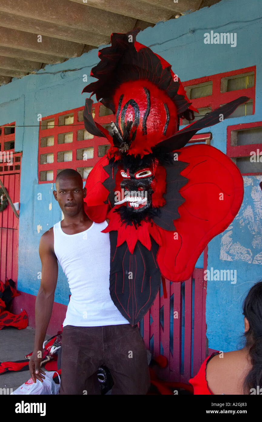 L'homme montre sa culture Congo masque de diable à la réunion annuelle des diables et the congos Banque D'Images