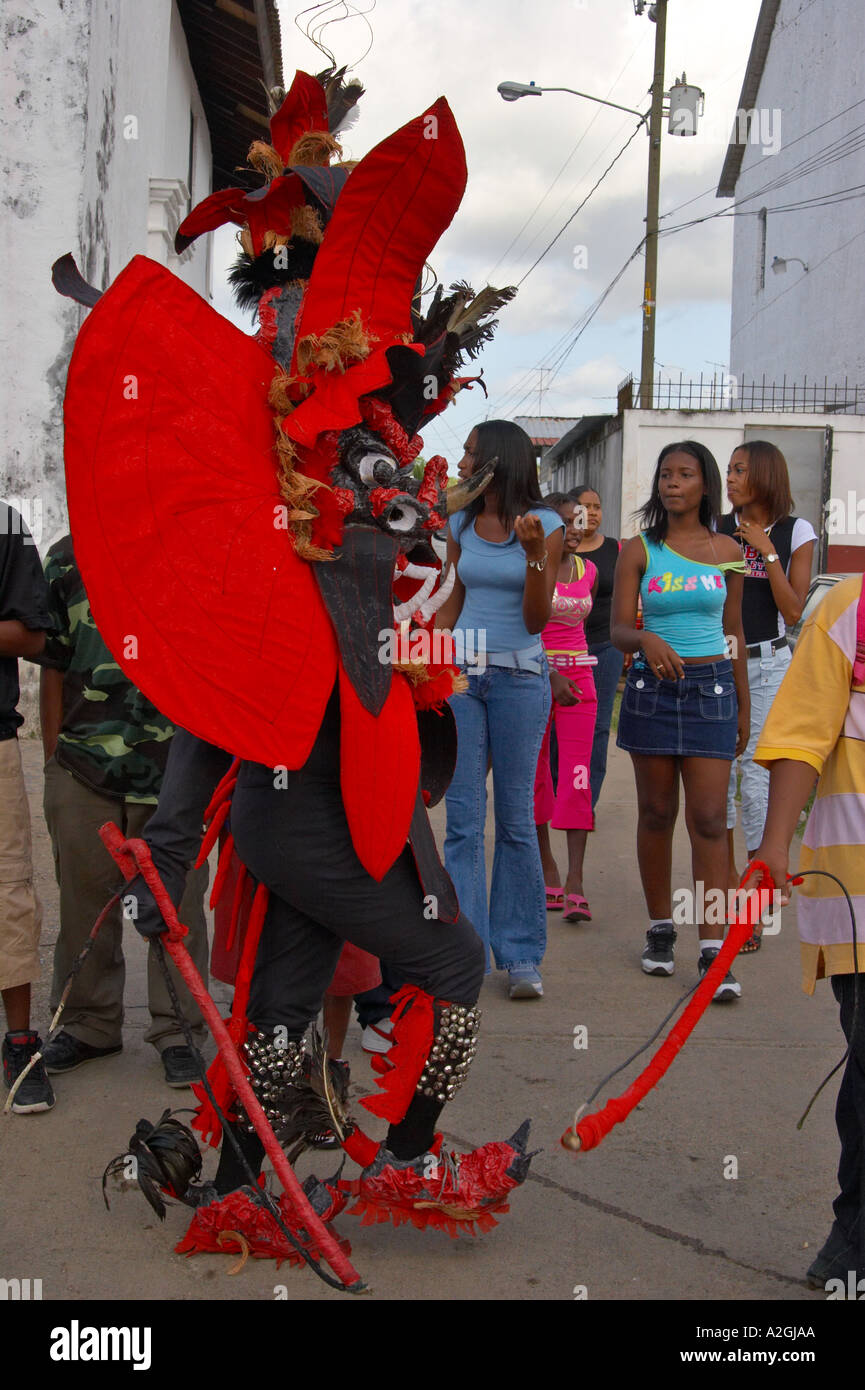 La culture Congo men pose devant l'appareil photo à la réunion annuelle des diables et the congos Portobello Colon Panama Amérique Centrale Banque D'Images