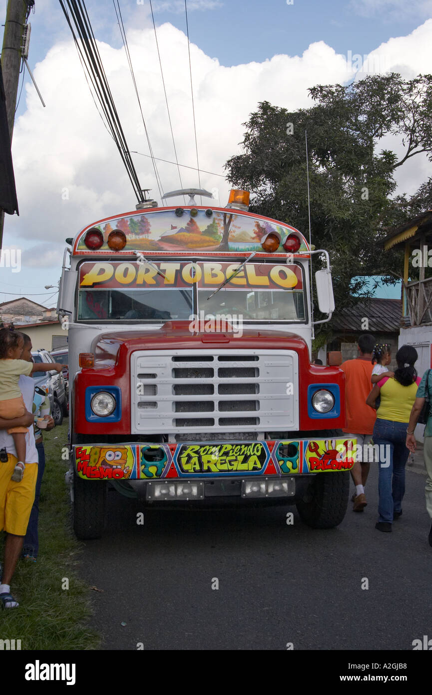 Bus colorés à Portobelo, Panama province de Colón, République de Panama, Amérique Centrale Banque D'Images