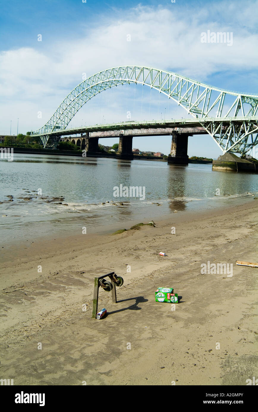 Warrington Widnes pont enjambant la rivière Mersey dans Cheshire avec des débris à l'avant-plan. Banque D'Images