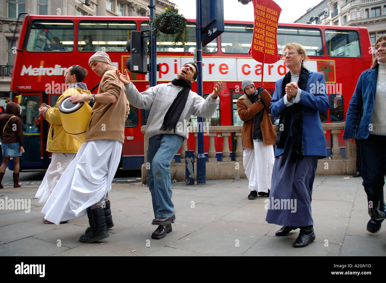 Les dévots Hare Krishna danse et recruter des gens dans Oxford Street Centre de Londres Banque D'Images