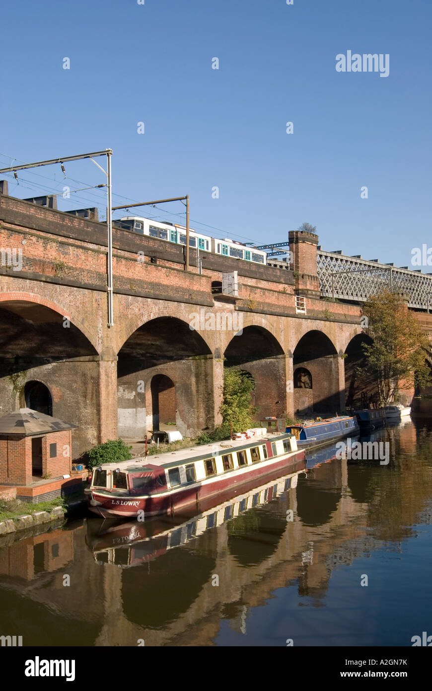Viaduc Ferroviaire transportant les tramways et les trains au-dessus du canal de Bridgewater en Castlefields adjacent au centre-ville de Manchester Banque D'Images