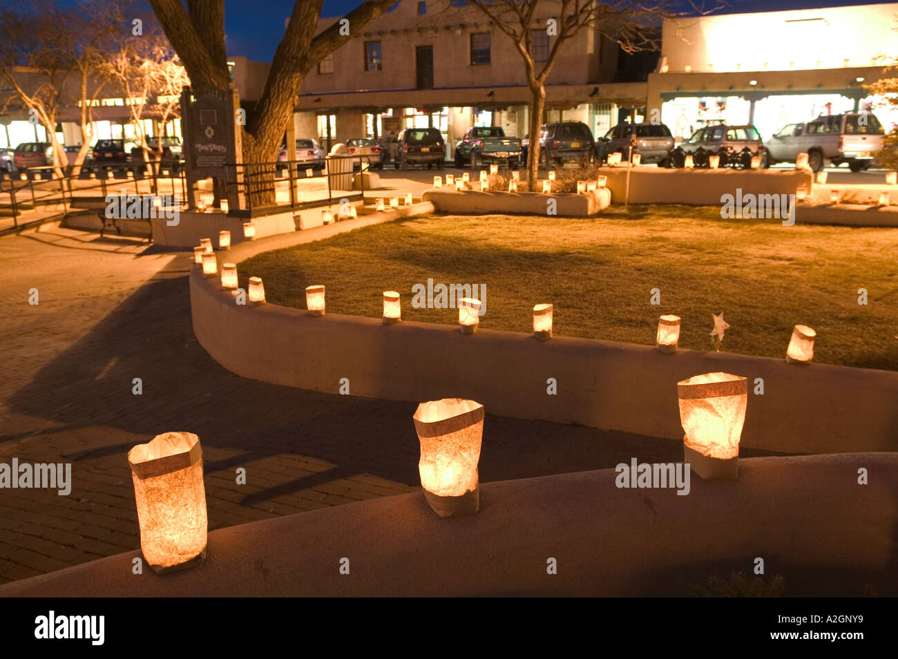 USA, New Mexico, Taos : Taos Plaza éclairé avec des bougies Luminaria Banque D'Images
