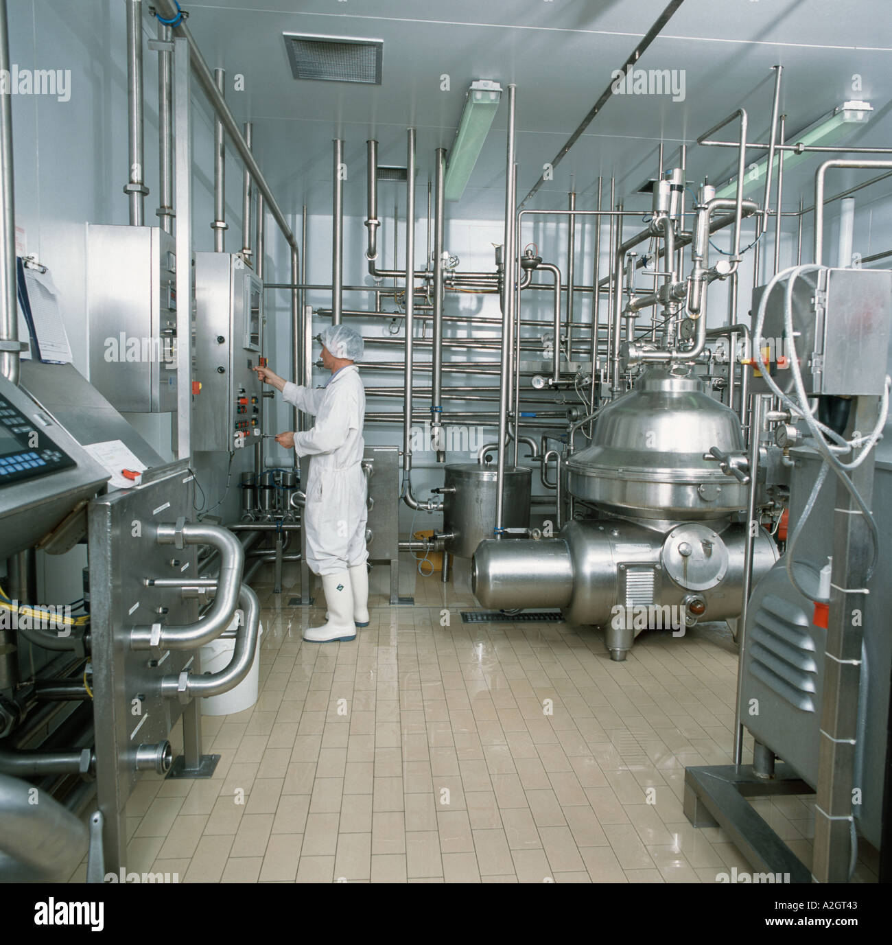 L'équipement de transformation du lait pour la pasteurisation et homonenisation de lait à un H Warren Trust Coombe farm Somerset Banque D'Images